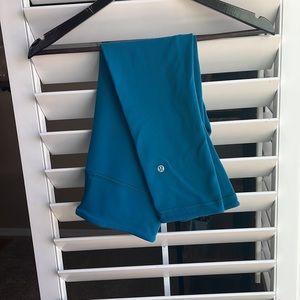 Lululemon reversible light/dark turquoise Wunder Under crop, size 6.